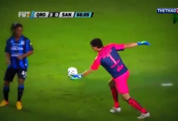 VIDEO: Ronaldinho 'dính' thẻ vì bàn thắng ăn cắp trứng gà ở Mexico