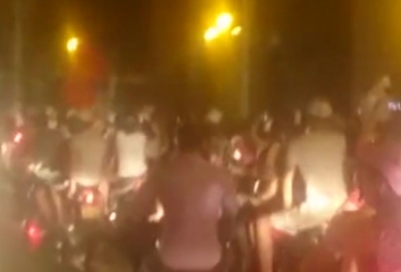 VIDEO: CĐV tại Hà Nội đổ ra đường ăn mừng chiến thắng của đội tuyển U23 Việt Nam