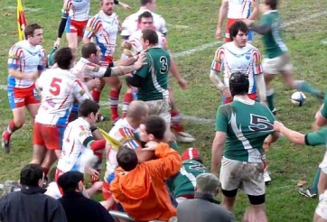 VIDEO: Cầu thủ đánh nhau như trong phim hành động ở một giải đấu tại Nga