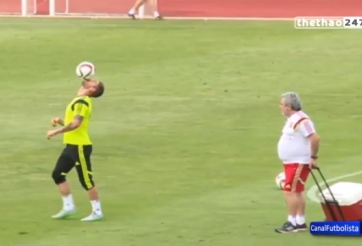 VIDEO: Ramos phô diễn kỹ thuật trong buổi tập của tuyển Tây Ban Nha