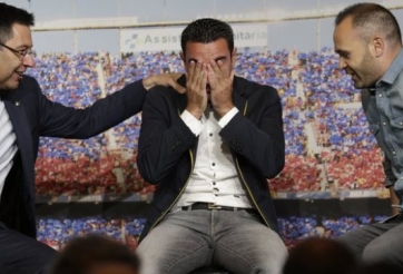 VIDEO: Xavi rơi lệ trong buổi họp báo chia tay đồng đội ở Barca