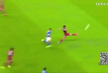 VIDEO: Cầu thủ Trung Quốc lốp bóng tinh tế... phản lưới nhà