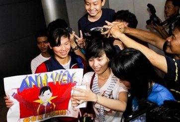 VIDEO: Ánh Viên được chào đón nồng nhiệt ở sân bay Tân Sơn Nhất