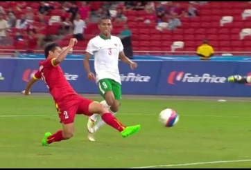 Video SEA Games 28: Hữu Dũng nâng tỷ số lên 4-0 cho U23 Việt Nam