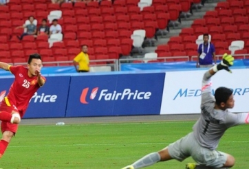Video SEA Games 28: Huy Toàn lập cú đúp nâng tỷ số lên 3-0 cho U23 Việt Nam