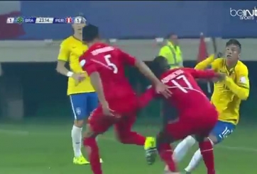 VIDEO: Pha bóng như làm xiếc của Neymar với các cầu thủ Peru