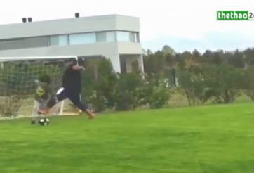 VIDEO: Bị cháu ngoại đi bóng vượt qua, Maradona thẳng chân đốn ngã