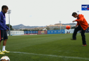 VIDEO: Màn trình diễn Freestyle khiến Neymar cũng phải ngả mũ thán phục