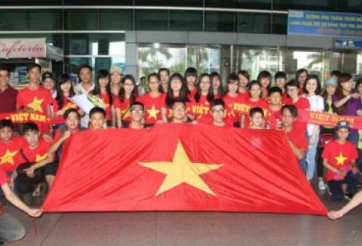 VIDEO: CĐV nồng nhiệt chào đón U23 Việt Nam về nước