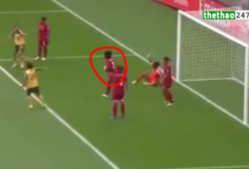 VIDEO: Vô tư dùng tay chơi bóng trong vòng cấm nhưng trọng tài không thổi pen