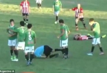 VIDEO: Cầu thủ khiến trọng tài đo ván sau khi nhận thẻ vàng