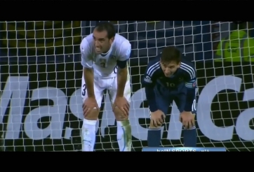 VIDEO: Messi troll Godin đầy hài hước