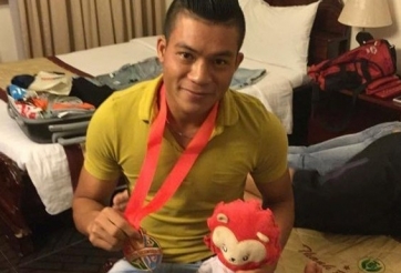 Tuyển thủ U23 Việt Nam vui mừng nhận tấm HCĐ muộn