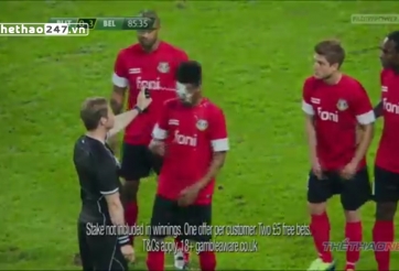 VIDEO: Trọng tài thẳng tay xịt bọt tự hủy vào mặt cầu thủ