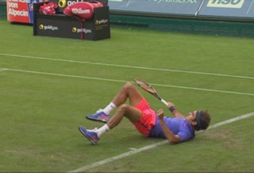 VIDEO: Bị ngã sõng soài Federer vẫn đưa được bóng sang sân đối phương