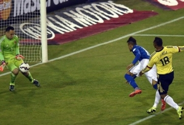 VIDEO: Neymar bỏ lỡ 2 cơ hội ghi bàn cho Brazil