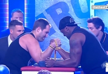 VIDEO: Pha gãy tay kinh hoàng của sao bóng bầu dục khi thi vật tay