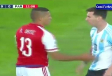 VIDEO: Tình huống Messi chửi thề với đối phương sau khi bị phạm lỗi​