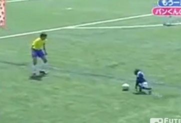 VIDEO: Chú khỉ với khả năng đi bóng và xỏ háng đối phương như... Messi