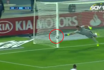 VIDEO: Cột dọc từ chối siêu phẩm sút phạt của Alexis Sanchez