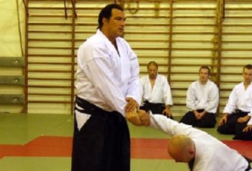 VIDEO: Tài tử võ thuật Hollywood đấu võ như chơi đùa với 2 võ sỹ Nga