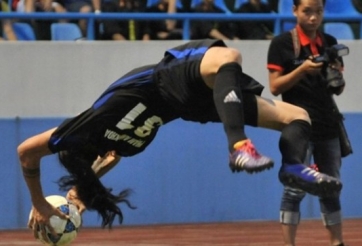 VIDEO: Pha ném biên ngẫu hứng của ca sĩ Anh Khoa trong màu áo đội Clear Men