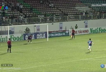VIDEO: Công Phuợng từ bỏ panenka, sút penalty không cần đà ở cúp QG