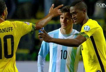 VIDEO: Cầu thủ Jamaica xin chụp ảnh 'tự sướng' với Messi