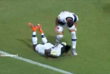 VIDEO: Ăn mừng bàn thắng theo kiểu 'cá nằm trên thớt'