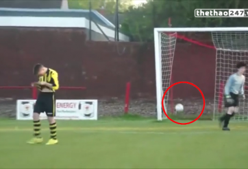 VIDEO: Thủ môn tự đưa bóng vào lưới nhà khi ăn mừng cản phá được penalty