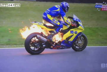VIDEO: Xe đua bất ngờ bốc cháy tại giải đua xe BSB Snetterton