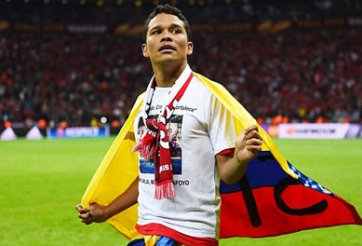 Liverpool và M.U cạnh tranh quyết liệt giành Bacca