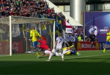 VIDEO: Harry Kane đánh đầu dũng mãnh... ra ngoài từ khoảng cách 2m