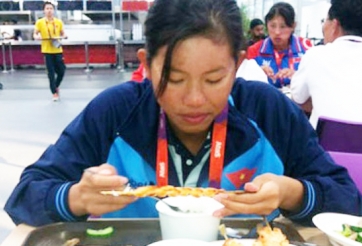 VIDEO: Ánh Viên khoe hình ảnh ăn con tôm hùm 7 kg chỉ trong 1 bữa ăn