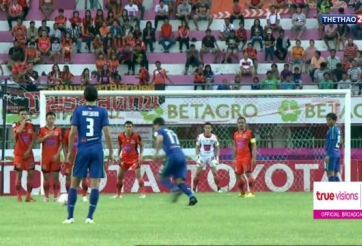 VIDEO: Trận đấu đặc biệt với 3 siêu phẩm ở giải VĐQG Thái Lan