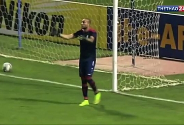 VIDEO: Pha bóng thủ môn thực sự 'làm nền' cho siêu phẩm