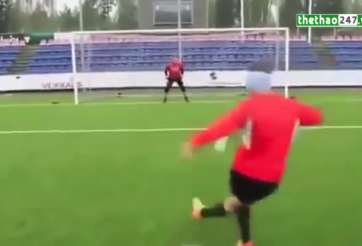 VIDEO: Bịt mắt sút penalty theo kiểu rabona chính xác đến khó tin