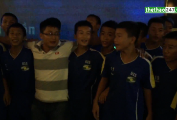 VIDEO: Các cầu thủ nhí SLNA trổ tài ca hát bài 'Cơn mưa ngang qua'