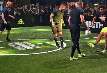 VIDEO: Zidane và con trai thi lừa bóng với nhóm F2 Freestylers