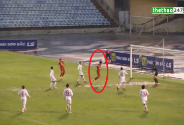 VIDEO: Pha bỏ lỡ đáng tiếc ở khoảng cách chưa đến 5m