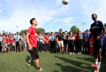 VIDEO: Đỗ Kim Phúc so tài tâng bóng nghệ thuật với Andy Cole