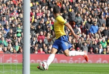 VIDEO: Tuyệt chiêu 'lườm rau gắp thịt' của tân binh Liverpool