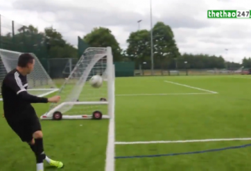 VIDEO: Tình huống ghi bàn từ sau khung thành khó tin