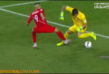 VIDEO: Thủ môn Bolivia học làm De Gea nhưng bất thành