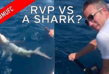 VIDEO: Robin van Persie đi câu nhầm... cá mập