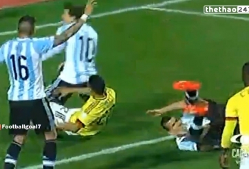 VIDEO: Tình huống cả Messi và Aguero bị đốn ngã trong vòng cấm