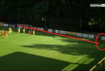 VIDEO: Tình huống ghi bàn trên chấm phạt góc khó tin