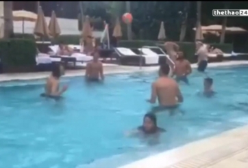 VIDEO: Van Persie, Daley Blind và Pirlo thi tài chơi bóng bằng đầu tại bể bơi