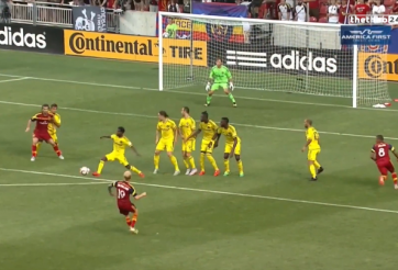 VIDEO: Pha phối hợp đá phạt hoàn hảo tại Mỹ