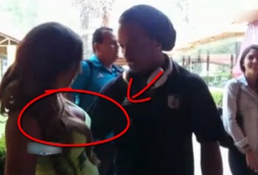 VIDEO: Ronaldinho bị 'bắt quả tang' mải soi vòng 1 của siêu mẫu Brazil
